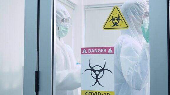 科学家在实验室穿着个人防护装备