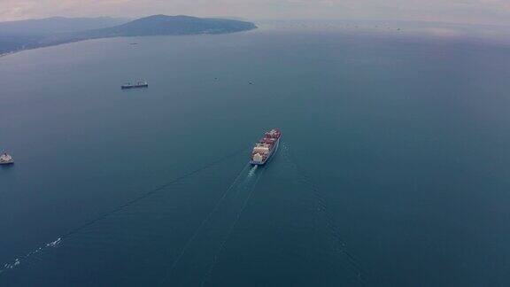 超大型集装箱货船离港航拍后视图