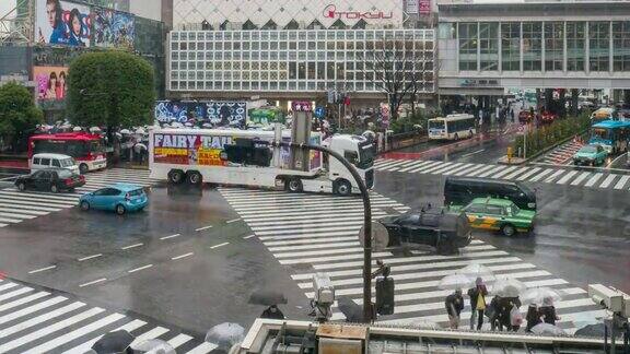 涉谷雨日人们在涉谷十字路口行走