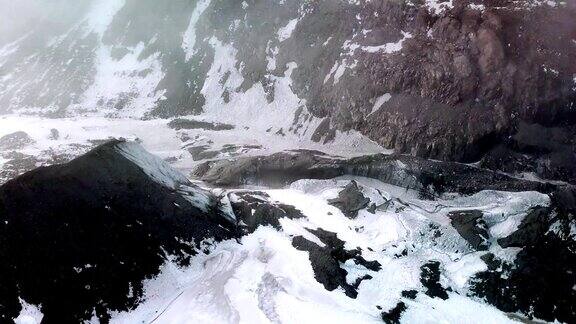 冰岛国家公园冰谷的顶部鸟瞰图无人机飞过布满火山灰的白色冰川Vatnajokull
