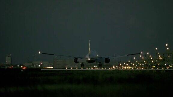 飞机在黄昏降落