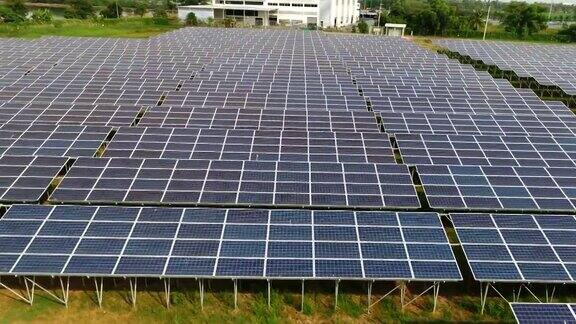 鸟瞰图太阳能电池板农场与阳光