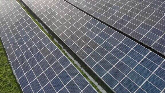 可再生能源:农村的现代太阳能电池板(鸟瞰图)