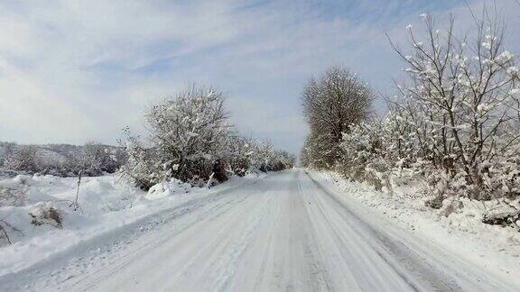 冬天雪地上行驶在乡村的山路上个人透视