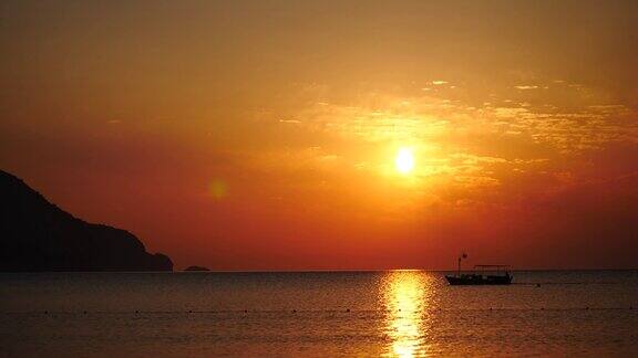 土耳其的海浪反射着日出