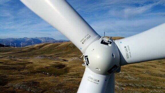 鸟瞰风力发电涡轮机风车能源生产-绿色技术清洁和可再生能源的解决方案