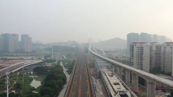 雾霾天气中的城市高架铁路