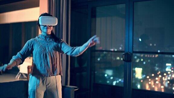 一位亚洲华裔少女戴上VR眼镜在客厅体验3D虚拟游戏体验