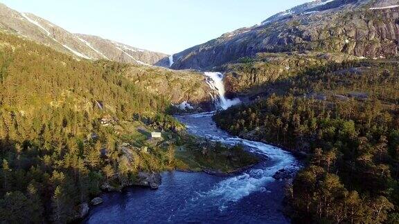 鸟瞰图快速惊人的瀑布在Husedalen山谷挪威夏天的时间