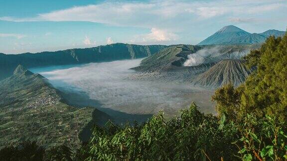 在布罗莫火山的日出时间位于布罗莫腾格里塞缪国家公园印度尼西亚东爪哇岛的布罗莫火山壮丽的景色