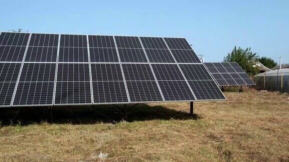 安装在建筑物屋顶上的深色光伏太阳能电池板的表面特写以产生清洁的绿色电力制造可再生能源概念