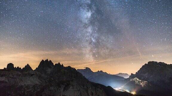 在意大利南蒂罗尔白云石山上的银河延时