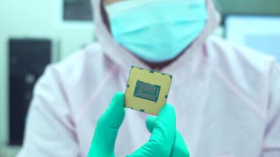 现代电子学研究现代电子制造工厂设计工程师持有微芯片