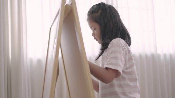 一个女孩在纸上用彩笔画画