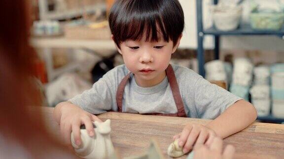 年轻的陶瓷店主带着儿子去看产品