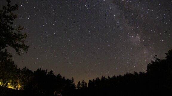 森林上空夜空的时间流逝