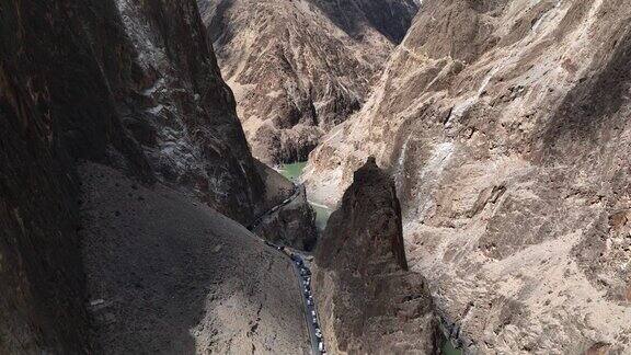 在西藏通往拉萨的道路上的交通堵塞