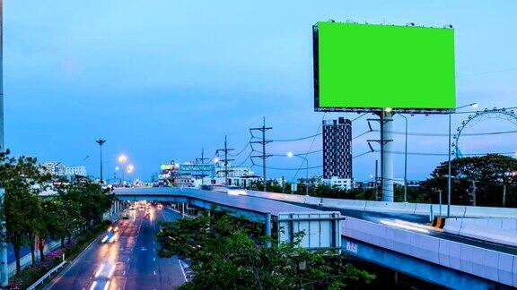 黄昏时分马路上的绿屏广告广告牌