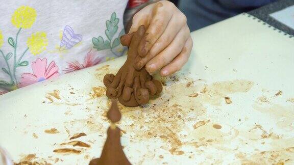 孩子用手雕刻泥塑工艺品