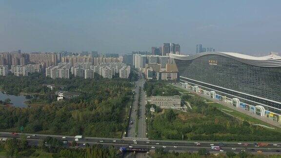 晴天成都市著名的世界最大的建筑全球中心交通街道公园航拍全景4k中国