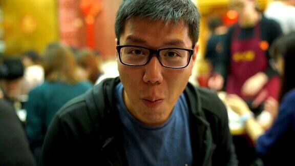 男子在中餐馆吃香港热馄饨或饺子的照片