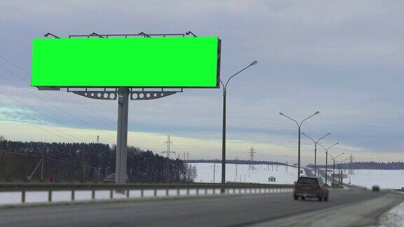 模拟概念冬季高速公路上空白的绿色广告牌背景是傍晚的天空用于带有色度键的广告视频