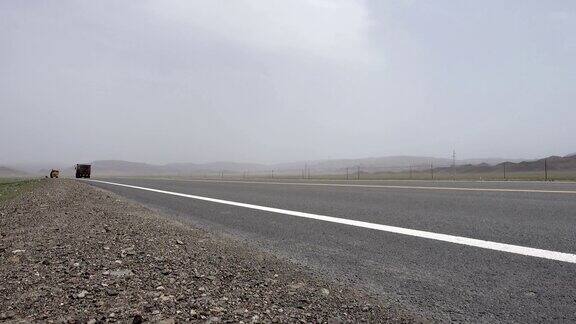 中国新疆的乡村道路