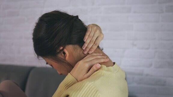 年轻女性遭受背部颈部疼痛