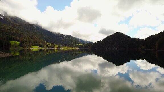 航拍:飞越奥地利Hintersteiner山清澈的湖水
