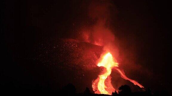 拉帕尔马火山夜间喷发巨大的熔岩流呈扇形蔓延神奇的声音!