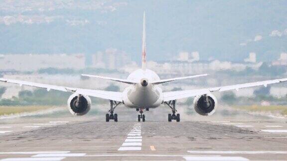 大型商用飞机在机场跑道上安全起飞出国旅游、海外旅游、航班中转、航空旅游运输、航空业务、交通运输业