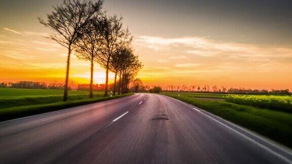 在日落时分的乡村道路上开车