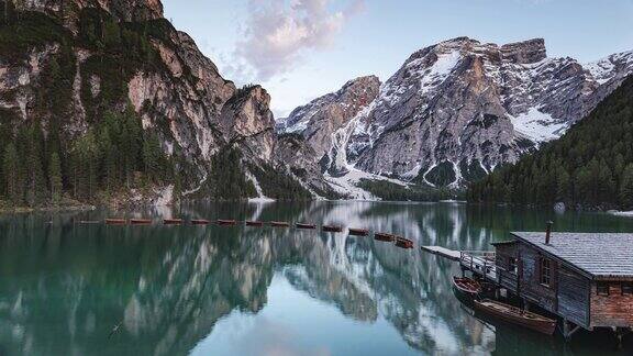 意大利Dolomites的Lagodibraes从白天到夜晚的时间流逝