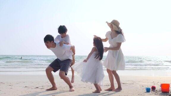 4k慢动作亚洲家庭一起玩在海滩与孩子快乐度假旅游海滩概念