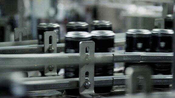 自动装罐机运输铝罐与输送带在室内制造设施