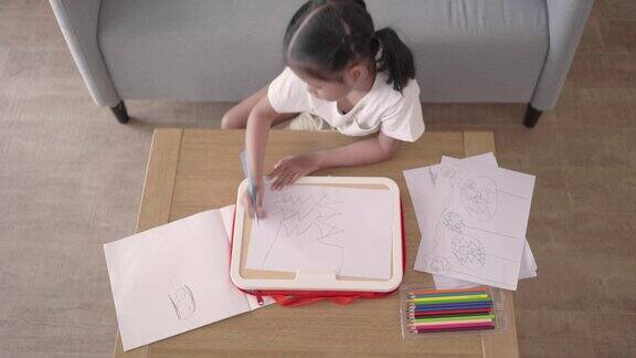 孩子在家进行绘画教育活动