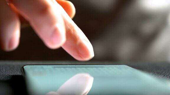 手指发短信按智能手机屏幕上的按钮的微距镜头