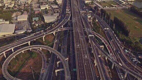 高架高速公路上的未来无人驾驶汽车