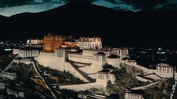 鸟瞰日落时的布达拉宫西藏中国