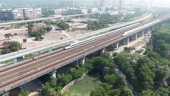 高速列车在火车桥上会合