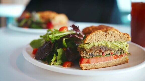咖啡馆里的健康素食三明治的特写