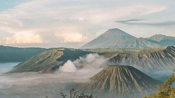 印度尼西亚东爪哇日出时的布罗莫火山放大照相机