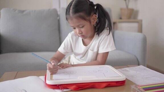 孩子周末在家活动小女孩喜欢画画
