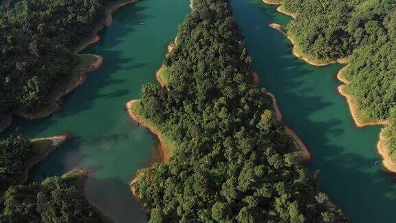 4k鸟瞰图和倾斜的热带雨林在ChiawLan水坝在考索