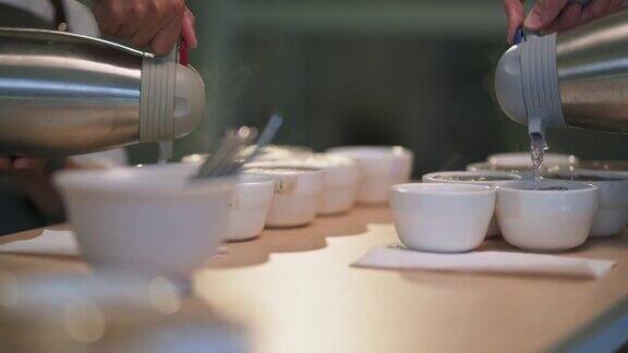 近距离观看专业亚洲华人咖啡师将热水倒入陶瓷咖啡杯中准备拔杯咖啡品质测试