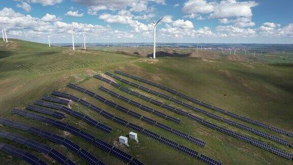 风力涡轮机农场和太阳能电池板的鸟瞰图
