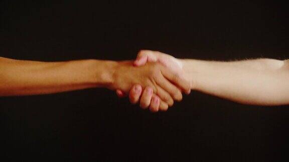 不同的人握手的手势孤立的黑色背景国际友人手牵着手近距离握手拍手