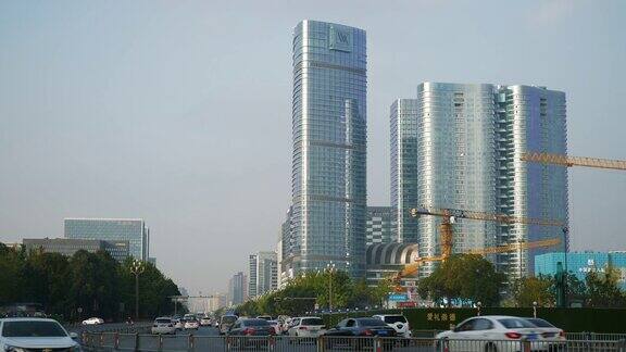 阳光灿烂的傍晚成都城市交通街道边现代公寓住宅全景4k中国