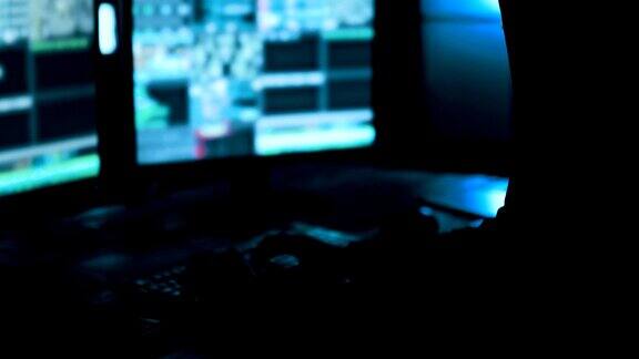 电脑黑客网络犯罪在黑色数字背景的笔记本电脑屏幕上编写代码网络攻击在网络空间