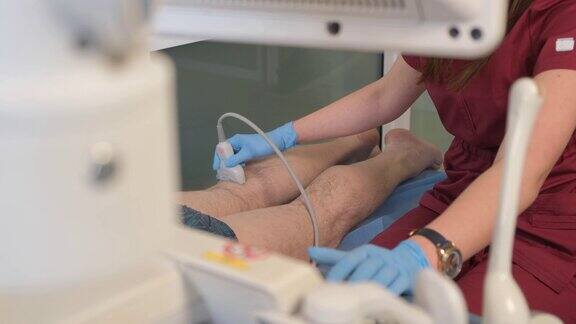 专业医生在临床上对膝关节进行超声检查